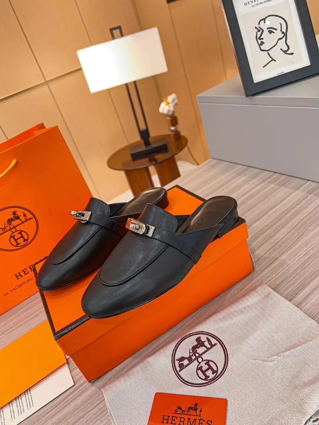 👟👟Ex-factory price 480👟👟 2023 product Hermes new genuine handmade shoes, purely handmade, a must-collect item! The perfect holiday accessory! Our pursuit of quality products is always the best! Don't give in! Comfort and originality, not following trends, and not deliberately expressing oneself are the consistent pursuits of Hermes and its fans!  [Material] ✅Upper: Hermers original calfskin ✅Foot pads: Made of imported original fabric with 5D color printing ✅Outsole: Italian genuine leather outsole (pursuing top walking comfort) [Number of yards] 35-42 [Packaging] With original packaging